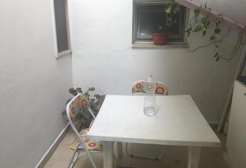 חדר דלוקס לשלושה, Stelmalu