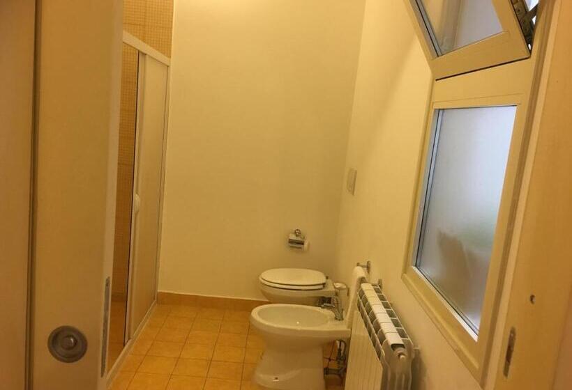 חדר דלוקס לשלושה, Stelmalu