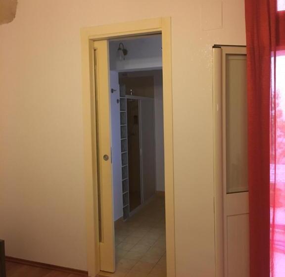 חדר דלוקס לשלושה, Stelmalu