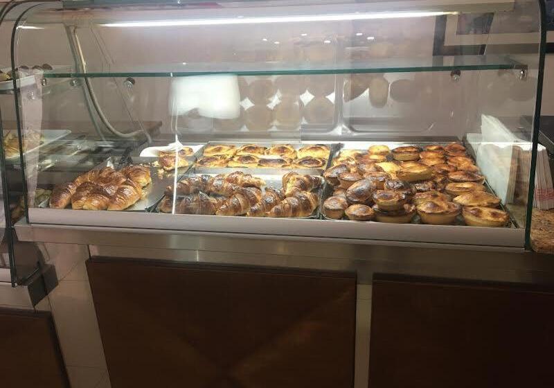 חדר דלוקס לשלושה, Stelmalu