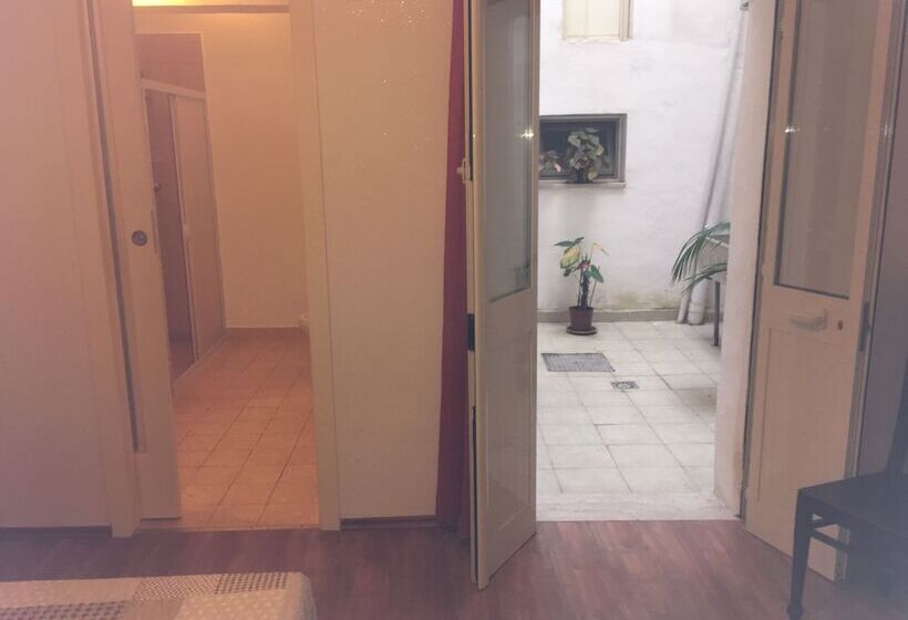 חדר דלוקס לשלושה, Stelmalu