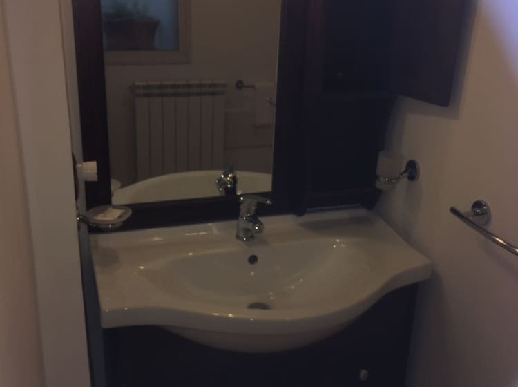 חדר דלוקס לשלושה, Stelmalu