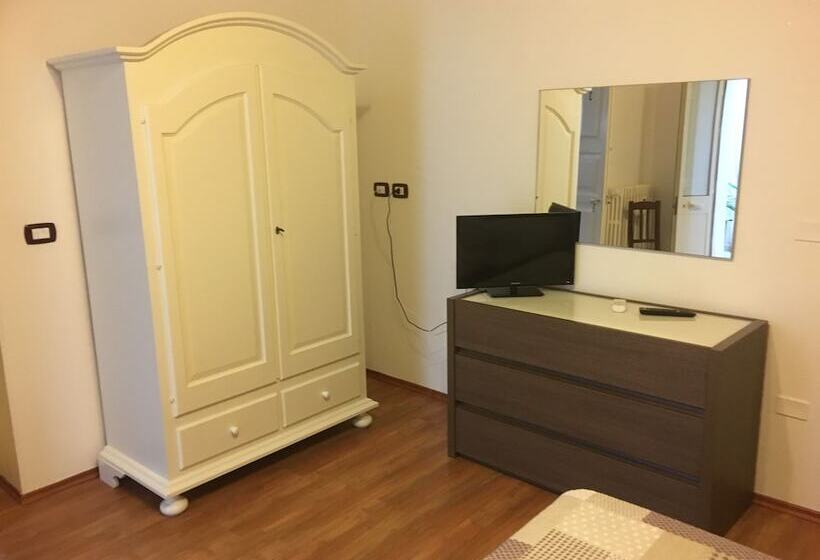 חדר דלוקס לשלושה, Stelmalu