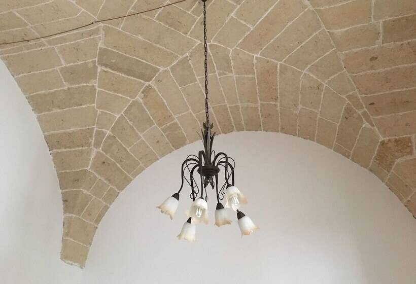 חדר דלוקס לשלושה, Stelmalu