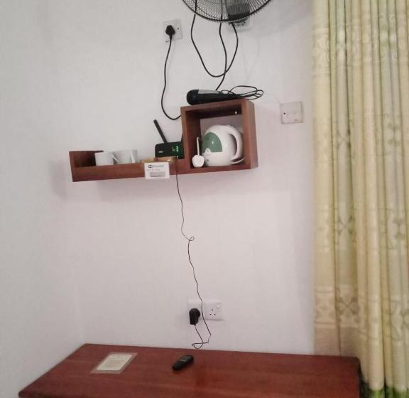 デラックスファミリールーム, The Rock Face