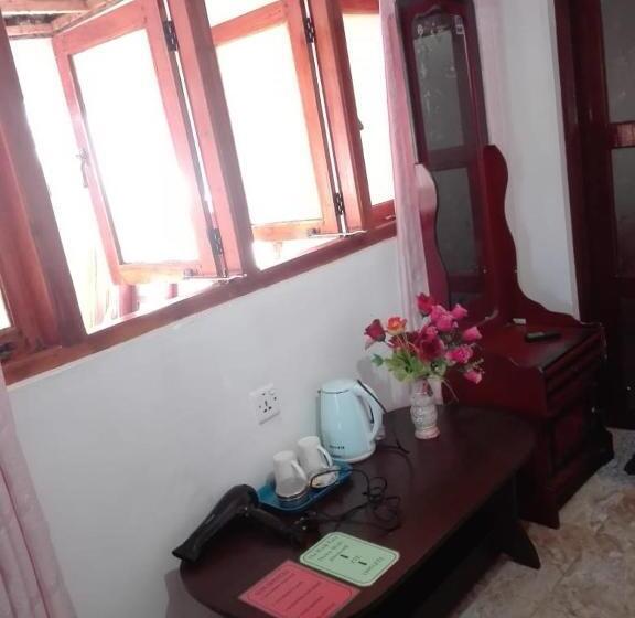 デラックスファミリールーム, The Rock Face