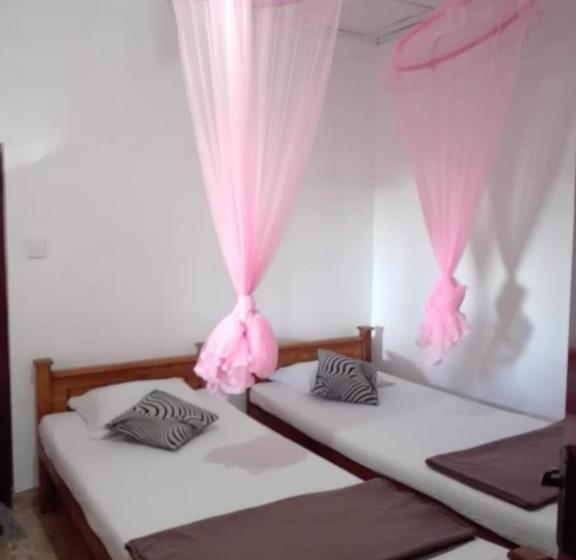 デラックスファミリールーム, The Rock Face