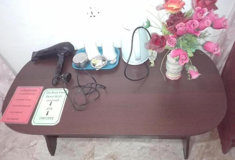 バルコニー付きスタンダードルーム, The Rock Face