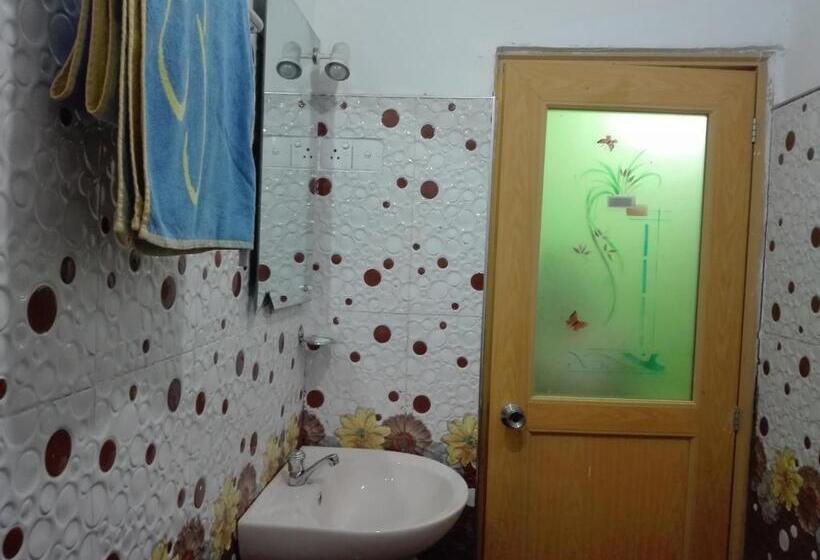 マウンテンビュースタンダードルーム, The Rock Face