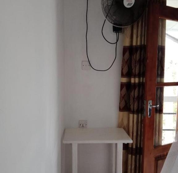 景色の見えるデラックスルーム, The Rock Face