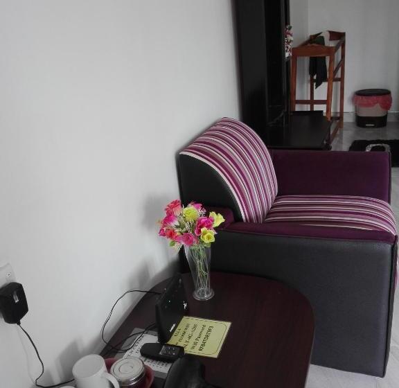 景色の見えるデラックスルーム, The Rock Face