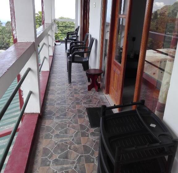 景色の見えるデラックスルーム, The Rock Face