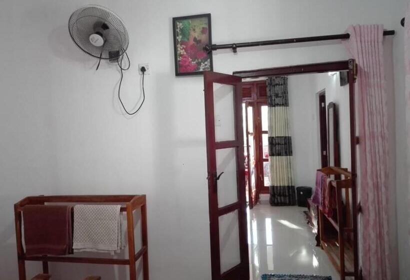 デラックスファミリールーム, The Rock Face