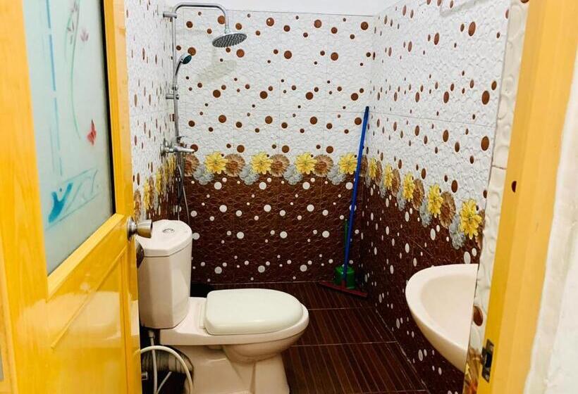 マウンテンビュースタンダードルーム, The Rock Face