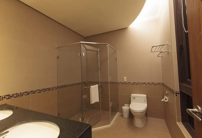 اتاق استاندارد چهار تخته, Footprint Inn