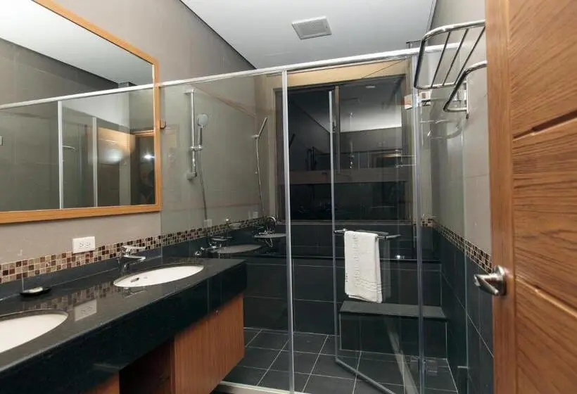 اتاق سوپریور چهار تخته, Footprint Inn