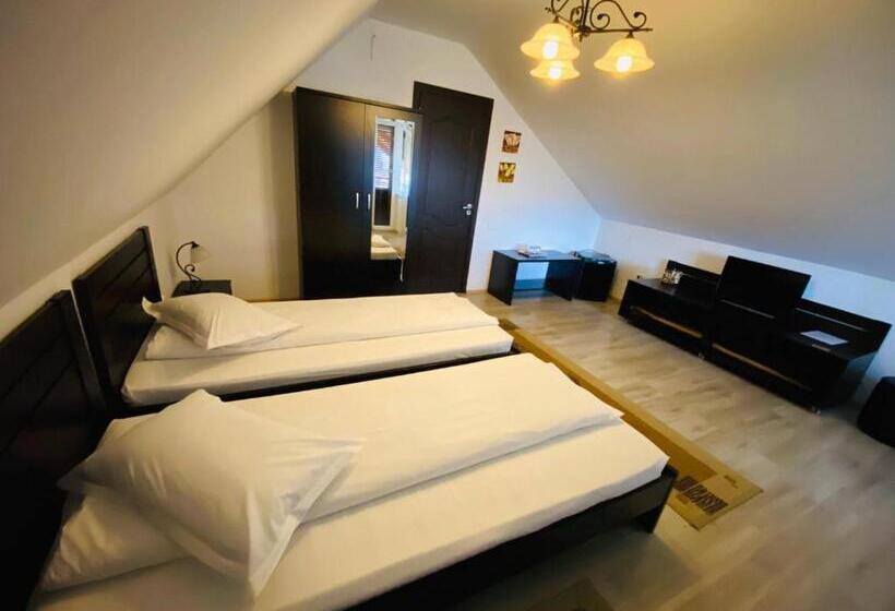 ‫فيلا غرفة نوم واحدة, Vila Old Cars