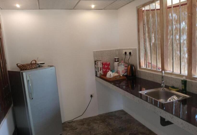 חדר משפחתי, Thatched Villa