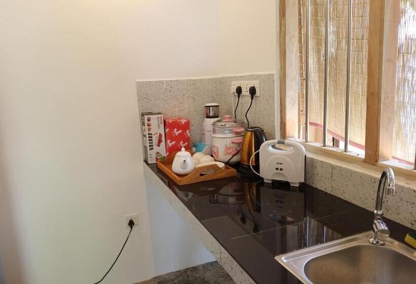 חדר משפחתי, Thatched Villa