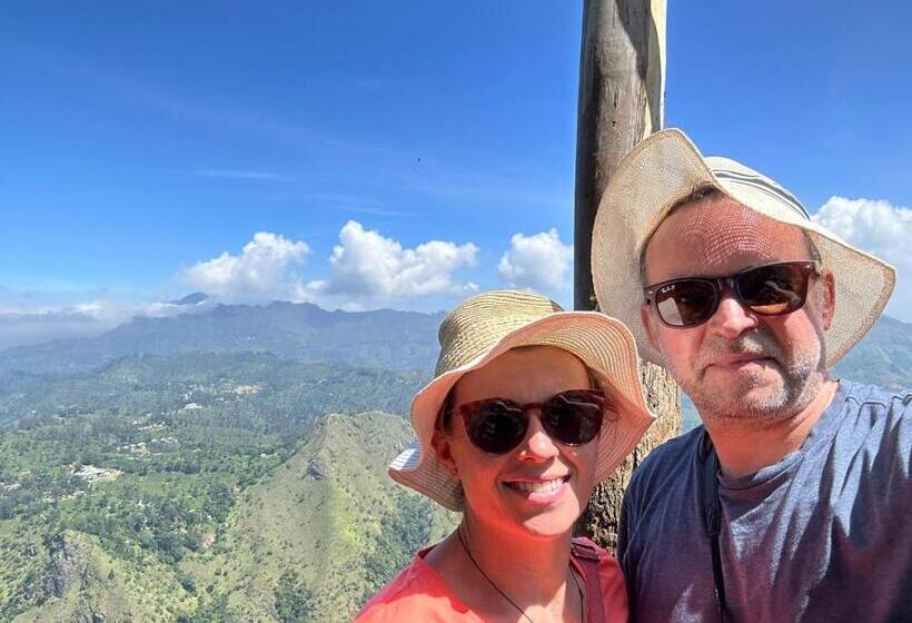 חדר משפחתי, Thatched Villa