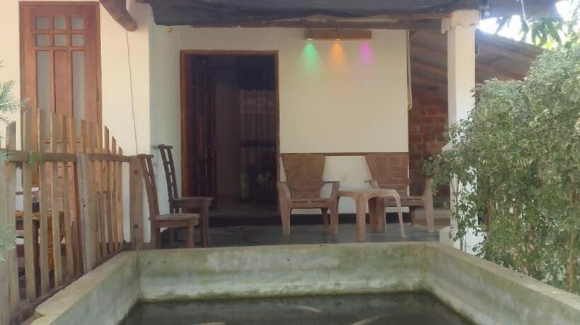 חדר משפחתי, Thatched Villa