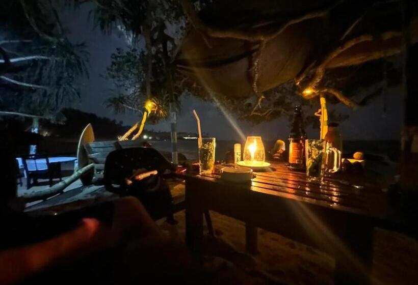 חדר משפחתי, Thatched Villa