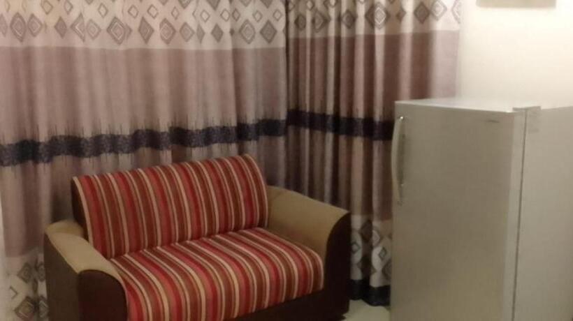 חדר משפחתי, Thatched Villa