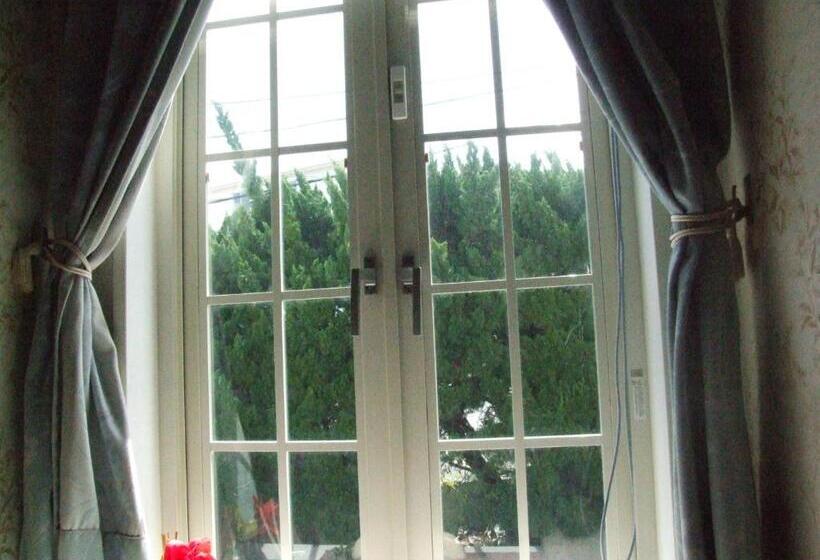 家庭间, ペンション百万本のバラ A Million Roses