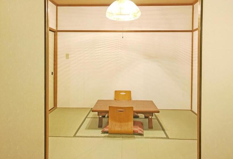 家庭间, ペンション百万本のバラ A Million Roses