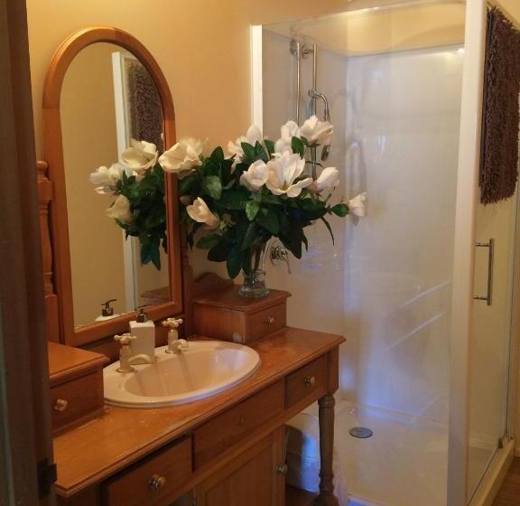 Quarto Basic Banheiro Compartilhado, The Embassy B&b