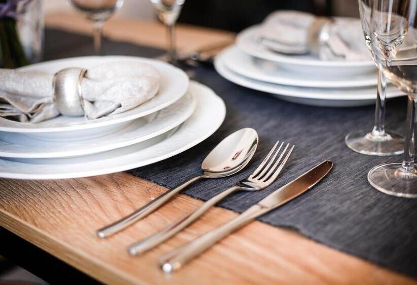 سوییت لوکس, Donhoff Residence