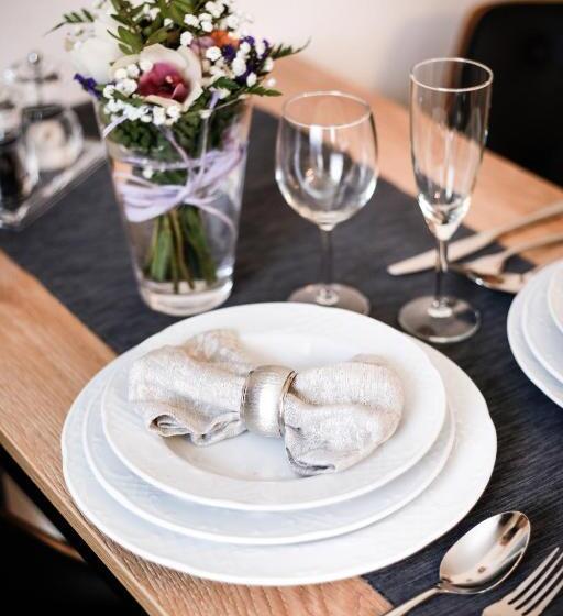 سوییت لوکس, Donhoff Residence