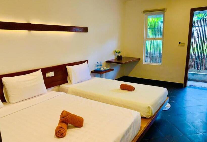 Standard Triple Room, Onederz Koh Rong Sanloem