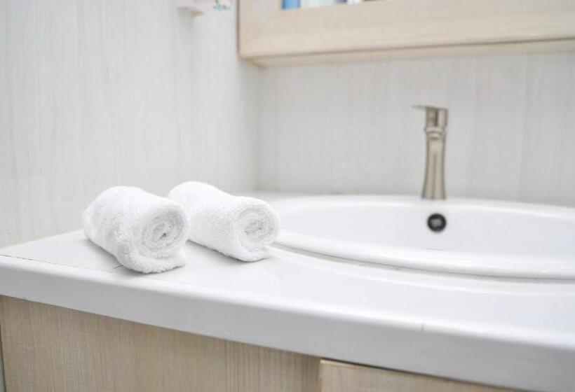 اتاق لوکس, Clove Beach