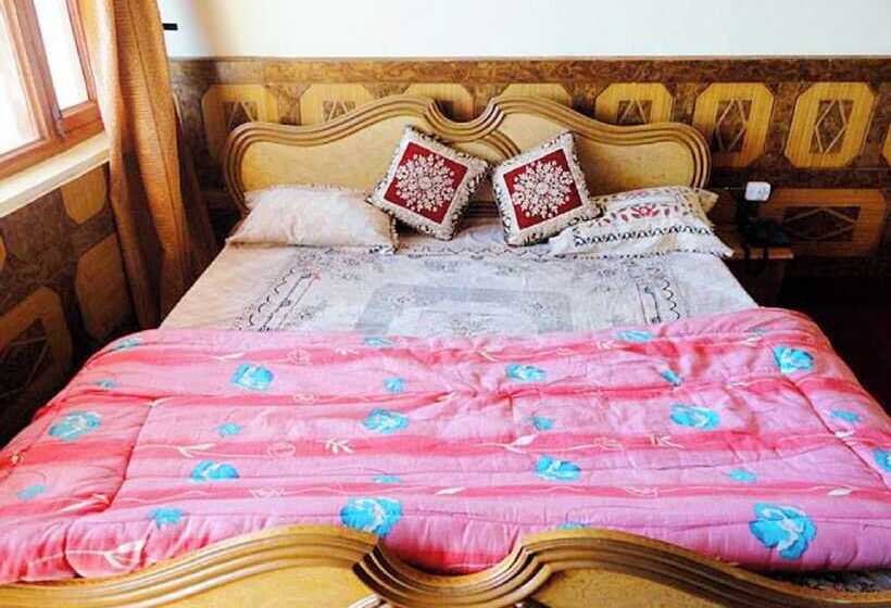 Номер Deluxe, Goroomgo Tribhuwan Ranikhet