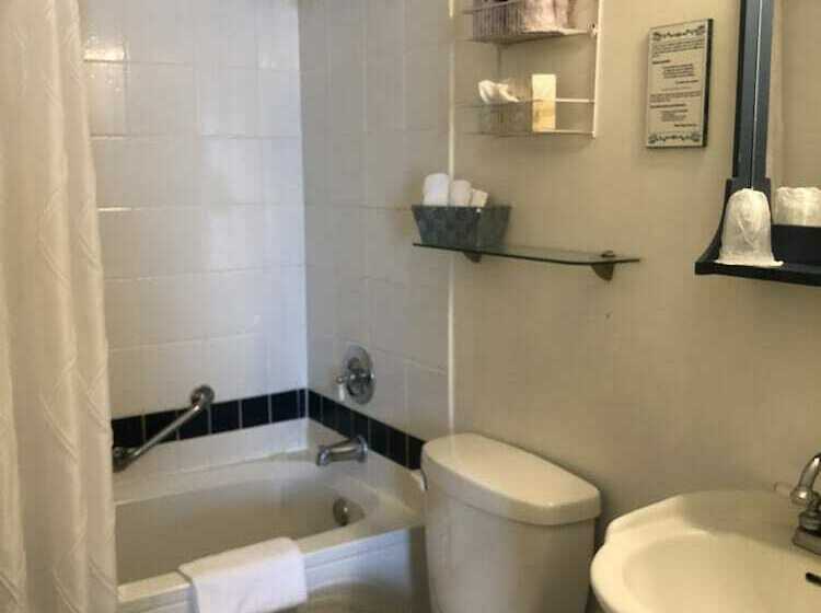 Четырехместный Номер Стандарт, Auberge Knowlton