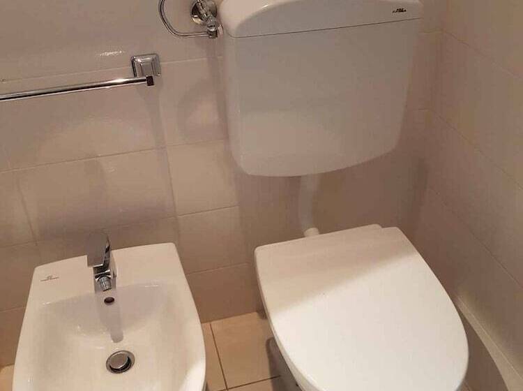 اتاق استاندارد سه نفره, Piramide