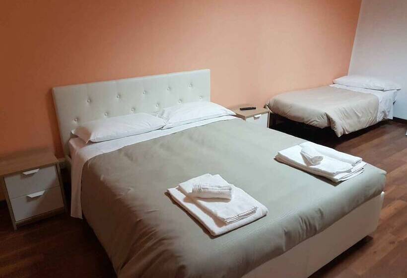 اتاق استاندارد سه نفره, Piramide