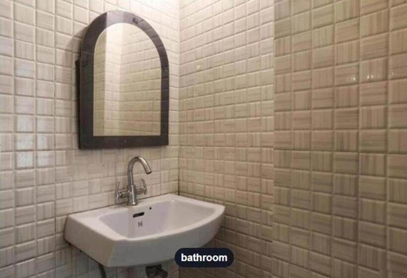 اتاق لوکس, Moon Hotel Mallital, Near Nainital High Court