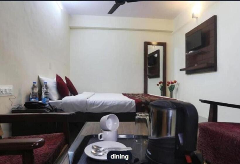 اتاق خانوادگی, Moon Hotel Mallital, Near Nainital High Court