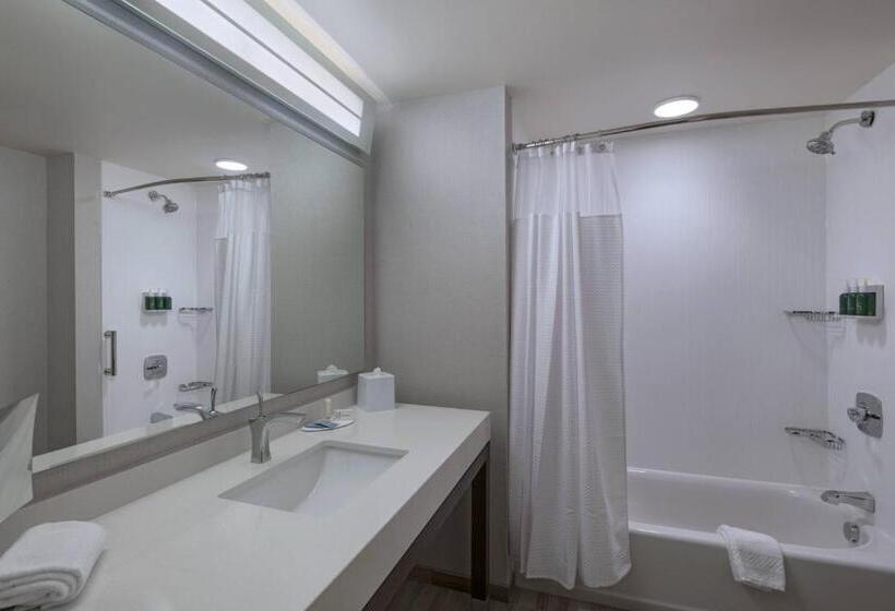 جناح, Courtyard St. Louis Brentwood