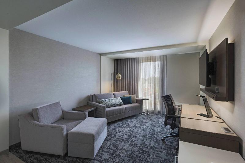 جناح سرير كينج, Courtyard St. Louis Brentwood