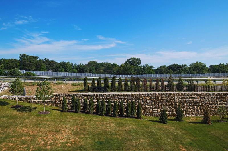 جناح سرير كينج, Courtyard St. Louis Brentwood