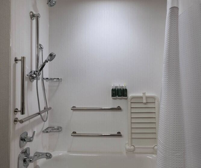 جناح, Courtyard St. Louis Brentwood