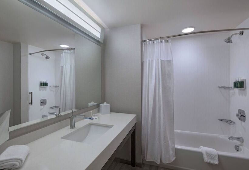 جناح, Courtyard St. Louis Brentwood