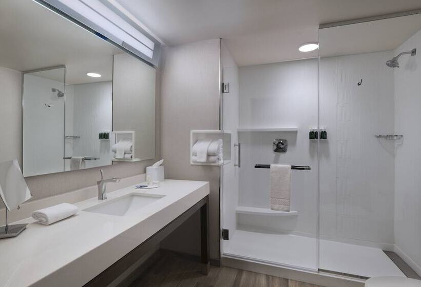 جناح, Courtyard St. Louis Brentwood