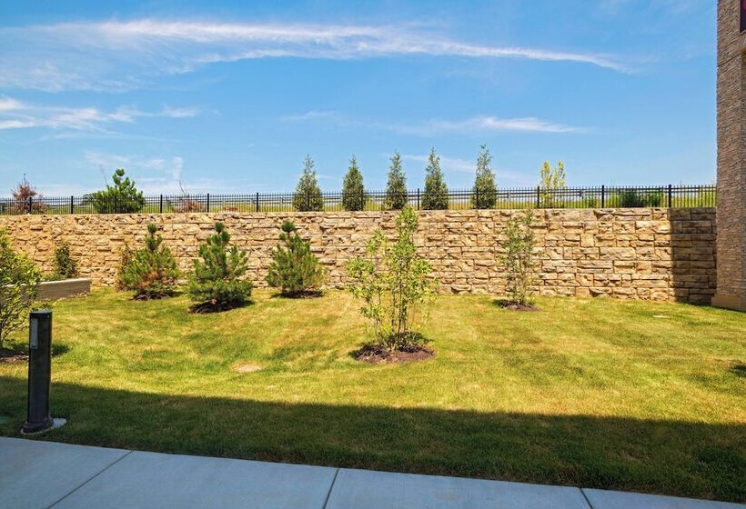 جناح, Courtyard St. Louis Brentwood