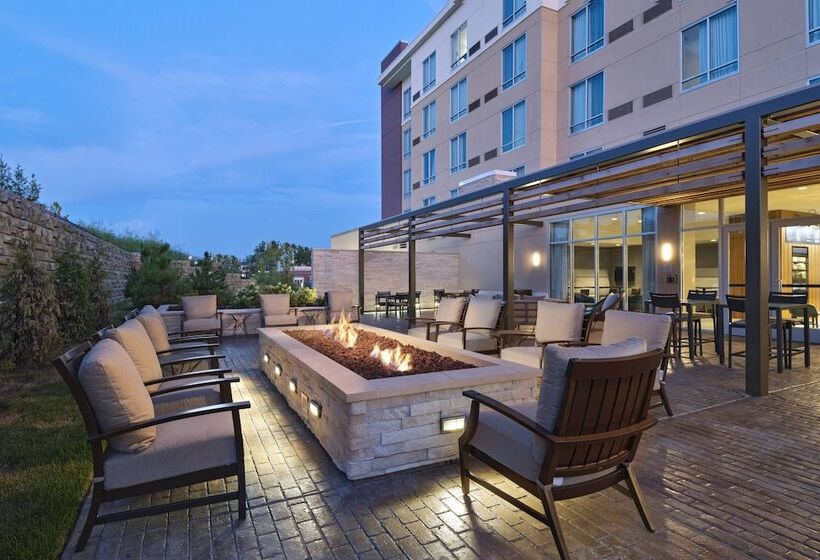 جناح, Courtyard St. Louis Brentwood