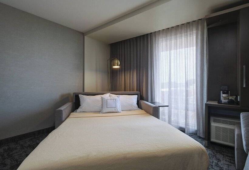 جناح, Courtyard St. Louis Brentwood