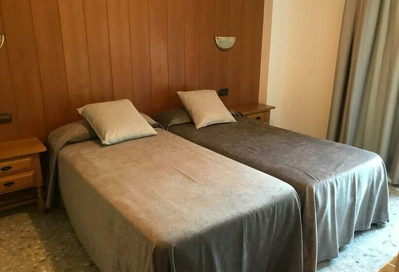 Номер Стандарт с Балконом, Hostal El Quintà